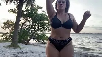 play La magnifique ado latina la paisa se fait baiser par el rolo sur la plage de cacao et gicle sur le sable !