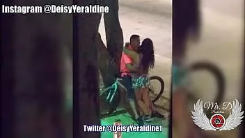 Odtwórz O świcie, aby robić loda nieznajomym na ulicy i w miejscach publicznych, wszyscy obserwują mnie, gdy jestem po omacku ​​i ssę kutasa jak duża suka na świeżym powietrzu. podglądacz i ekshibicjonista rozkosz, podczas gdy mój rogacz nagrywa z balkonu