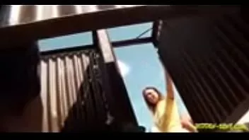 Jouer Une caméra cachée filme des filles en train de changer de vêtements sur la plage