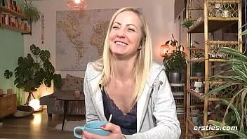 Odtwórz Ersties: amatorska laska robi sobie seksowny masaż