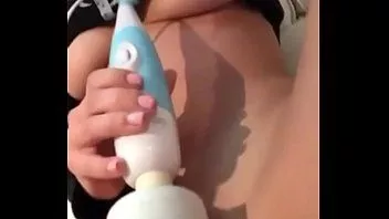 play Ragazza adolescente si masturba la figa dell'orgasmo con il vibratore