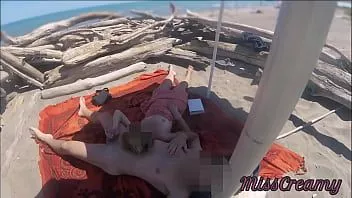 play Professeur exhibitionniste en plein air amateur trentenaire branlette grosse bite sur une plage de nudité en public devant un voyeur avec du sperme p1 - misscreamy