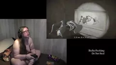 play Desnudo Resident Evil 7: Gamer morena con tatuajes se desnuda nuevamente - Parte 2