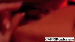 再生 ブルネットのポルノスター、カプリ・カバーニとロンドン・キーズが激しいレズビアンに遭遇