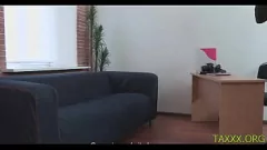 Jouer L'adolescente européenne Iva Zan ne peut pas en avoir assez de ce bâtonnet de viande.