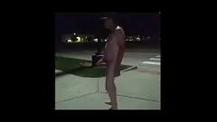 Abspielen Street Exhibitionist blinkt seinen Schwanz in der Öffentlichkeit