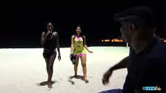 play Rencontre interraciale de la plage de la Latina Priscila