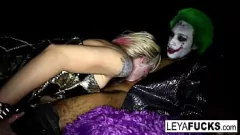 تشغيل لقاء Cosplay Whoreley Quinn بين الأعراق مع Joker - يضم Leya Falcon