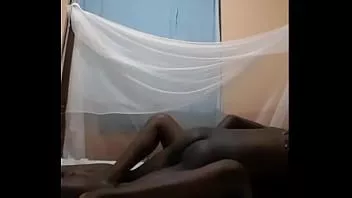 play Păsărica este găurită și îi place