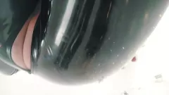 Odtwórz Fetysz w kombinezonie z gumy lateksowej i dokuczanie Aryi Grander - dominującej pani siadającej na twarzy w obcisłym body