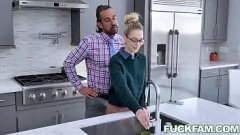 تشغيل ابنة الزوجة ليلي لاريمار وجوني كاسل في مغامرة جنسية متطرفة في سن المراهقة: عمل راعية البقر بمؤخرة كبيرة