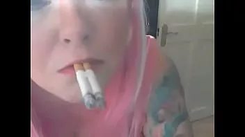 Jouer La jolie bbw tina snua fume 2 cigarettes à la fois - fétichisme du tabac